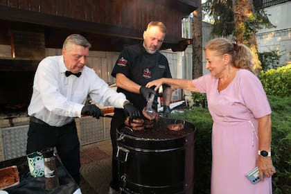 “Meat Revolution ofreció una degustación de ojo de bife argentino de la más alta calidad y de su nuevo producto hashair (mini hamburguesas de alta calidad elaboradas con carne de ojo de bife, también de la Argentina). Esos productos se comercializan con la bandera argentina en los principales supermercados de Bulgaria (Lidl, Kaufland, Fantástico, etc.)", destacaron