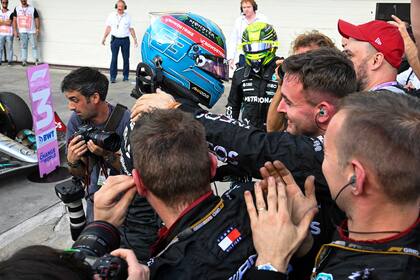 Mecánicos de Mercedes saludan a Russell, vencedor consistente de la carrera sprint en Interlagos, Brasil.