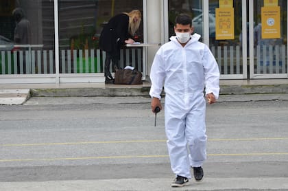Luego de despedirse de Joe, su novio, y atenta a las medidas sanitarias, Mecha completó el formulario de la aduana para luego volver a su vehículo y subir al barco