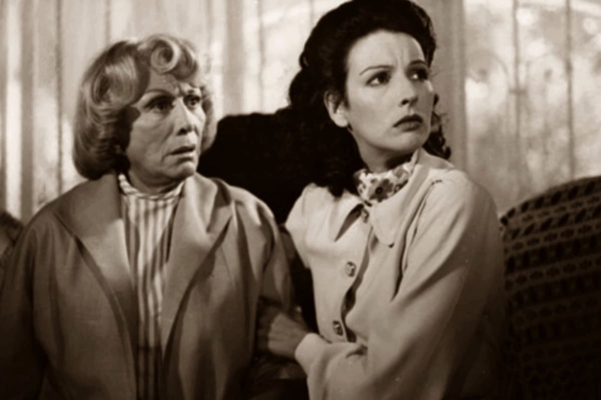 Mecha Ortiz junto a Bárbara Mújica, en una escena del film Los muchachos de antes no usaban arsénico (1976)