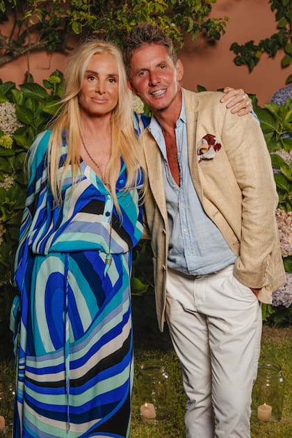 Mecha Sarrabayrouse posa con su amigo Gerard Confalonieri.