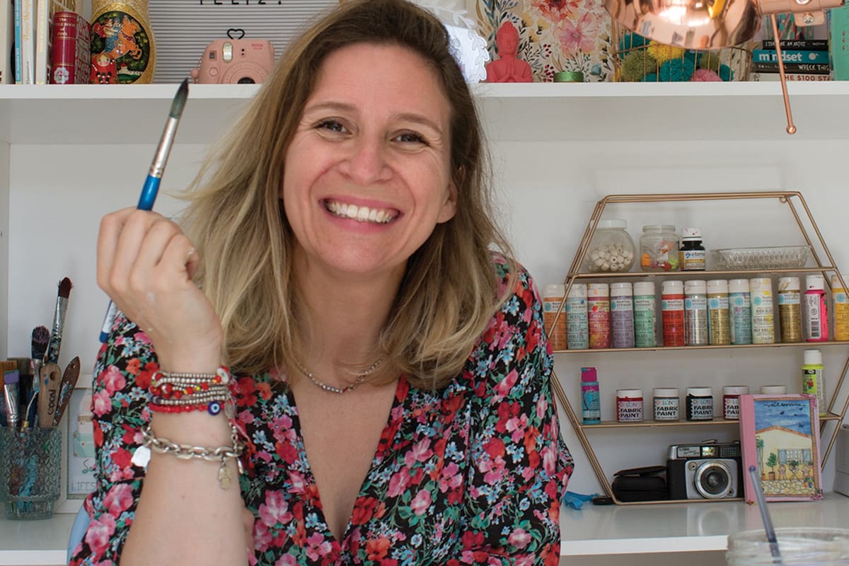 Mechi en su escritorio, el último espacio que renovó de la casa y su lugar preferido en el mundo. Desde ahí crea las nuevas estampas de los productos de @soyunmix.