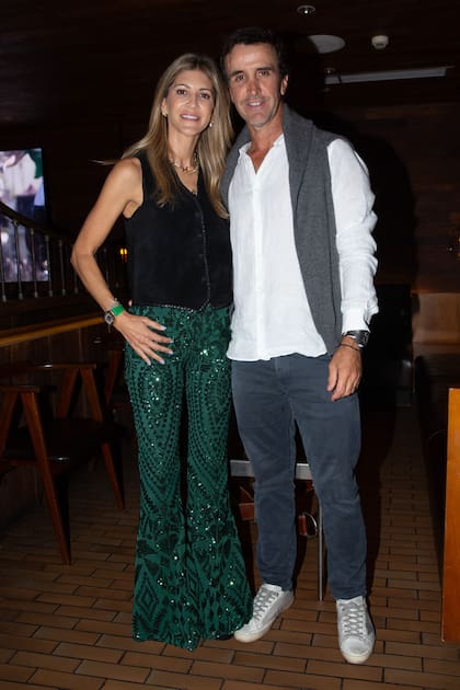Mechi Venancio y Pablo Mac Donough también posaron para ¡HOLA! Juntos hace más de 15 años, son padres de Milo, Olivia, Rafa e Irenita, que siempre están firmes alentando a su papá desde los palenques.