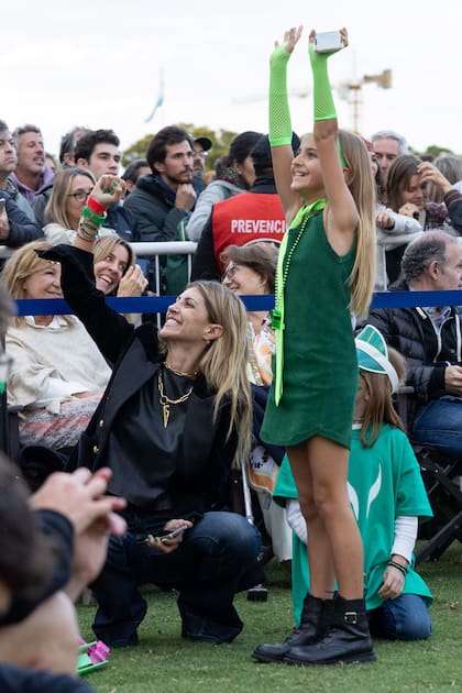 Mechi Venancio y su hija Olivia Mac Donough, felices.