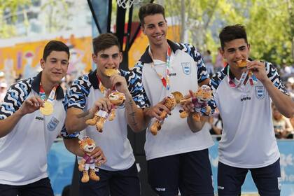 medalla de oro y estallido de felicidad de "Los Inconscientes"