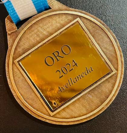 Medalla obtenida por Alejandro tras ser reconocido su alfajor como el mejor en la categoría industrial