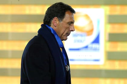 Medalla plateada delante del pecho de Miguel Russo, finalista en 2007 dirigiendo a Boca.