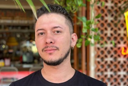 "Esto desde la pandemia se volvió tenaz. Mucho turista viene a eso y solo a eso", dice Sebastián Cobarrubia, barman de un restaurante en El Poblado.