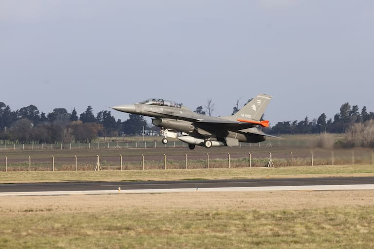 Media day sistema de armas F16 en area Material Rio Cuarto , Cordoba presentacion de los 6 primeros aviones de 24 comprados a Dinamarca