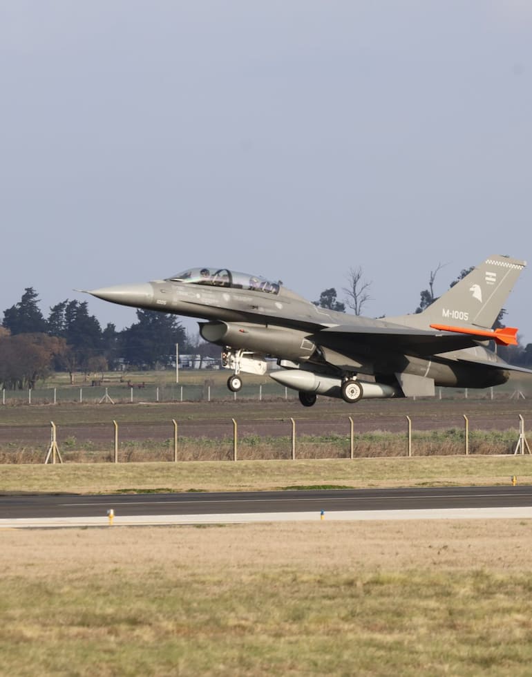 Media day sistema de armas F16 en area Material Rio Cuarto , Cordoba presentacion de los 6 primeros aviones de 24 comprados a Dinamarca