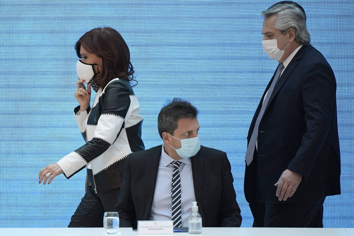 Media docena de proyectos aprobados en la cámara que comanda Cristina Kirchner llevan meses empantanados en Diputados, pero los dedos acusadores ya no solo apuntan a Sergio Massa
