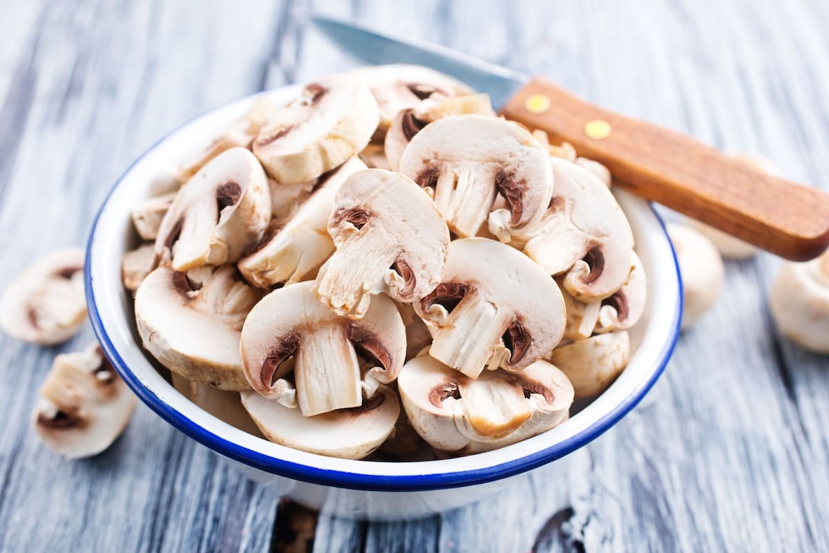 Media taza de champignones blancos y crudos, expuestos a luz UVpueden ayudarte con tu vitamina D. Foto: Canva