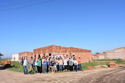 Mediante cooperación público privada, lograron construir casas accesibles con créditos para los migrantes
