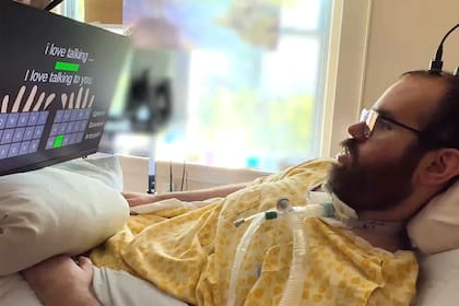 Mediante electrodos conectados al cerebro, dos personas con parálisis pudieron teclear con la mente