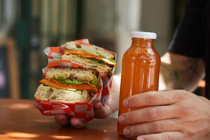 Mediante la elección de pan, tres ingredientes y dos salsas, en La Manteca Negra se arma el sándwich ideal.
