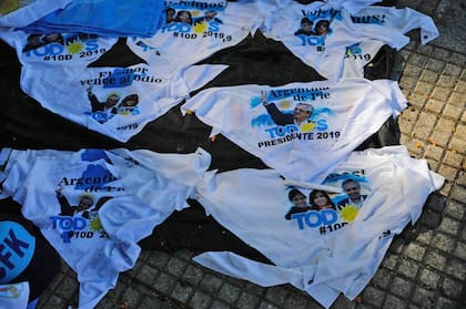 Medias, gorras, pañuelos y banderas son algunas de las cosas que se pueden comprar tanto de la Plaza de los Dos Congresos, como en Plaza de Mayo