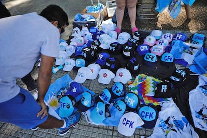 Medias, gorras, pañuelos y banderas son algunas de las cosas que se pueden comprar tanto de la Plaza de los Dos Congresos, como en Plaza de Mayo