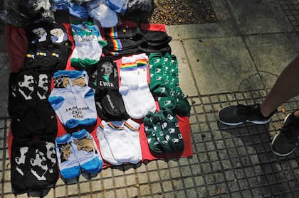 Medias, gorras, pañuelos y banderas son algunas de las cosas que se pueden comprar tanto de la Plaza de los Dos Congresos, como en Plaza de Mayo