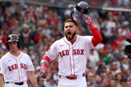 Medias Rojas celebran apertura en Fenway con Devers brillando con victoria 13-9 sobre Cardenales