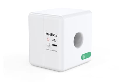 MediBox consta de un pequeño cubo con sensores y mide cuatro parámetros vitales: frecuencia cardíaca, oxigenación en sangre, temperatura corporal y registra auscultación pulmonar. Además, se combina con una app móvil para que el paciente y el médico accedan a los datos obtenidos por el dispositivo
