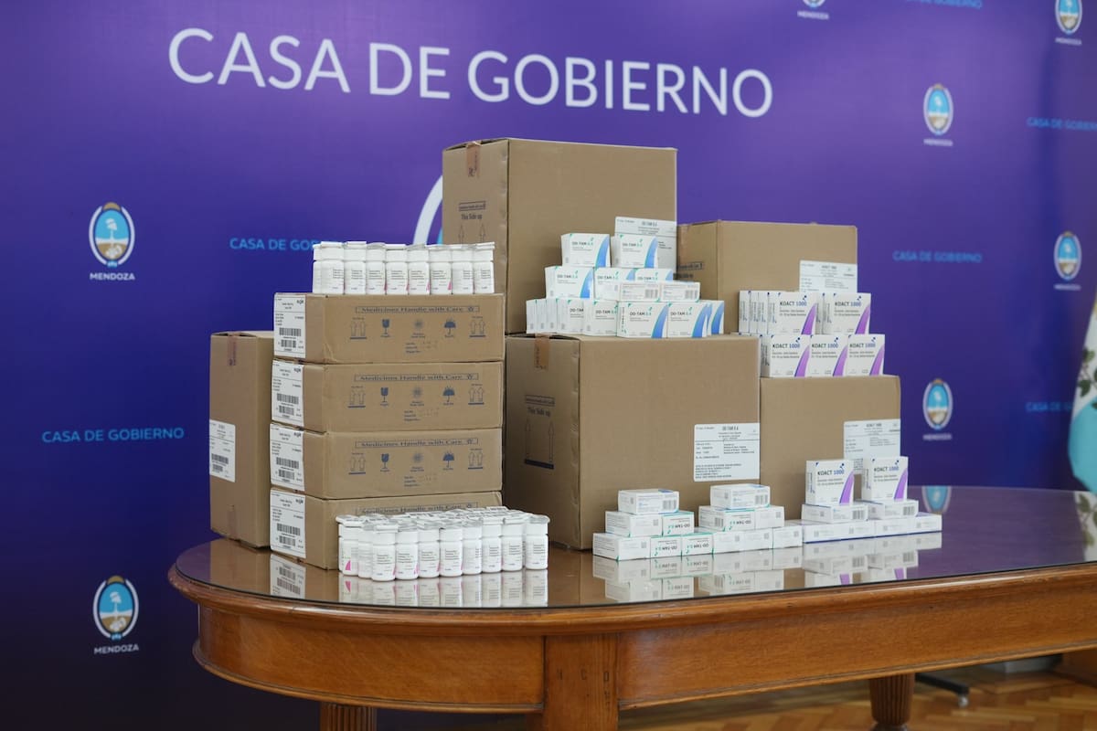 Medicamentos importados desde la India exhibidos en la Casa de Gobierno de Mendoza como parte de la estrategia de compra directa que permitió ahorrar hasta un 95% en algunos tratamientos