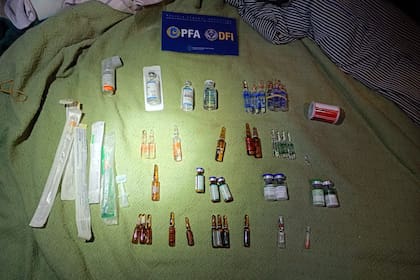 Medicamentos secuestrados durante el allanamiento a una anestesista acusada de robar fentanilo y otras drogas de uso hospitalario