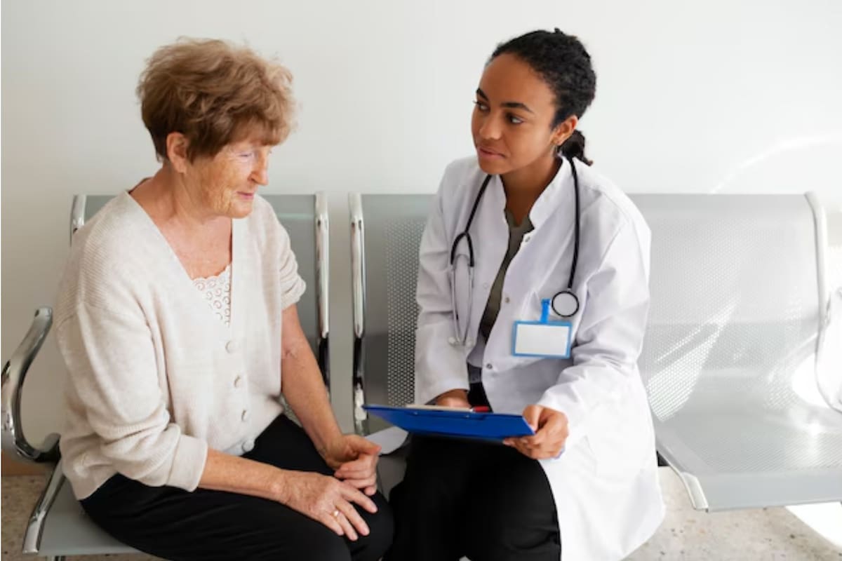 Medicare es un programa de seguro médico federal de Estados Unidos que cubre principalmente a personas mayores de 65 años