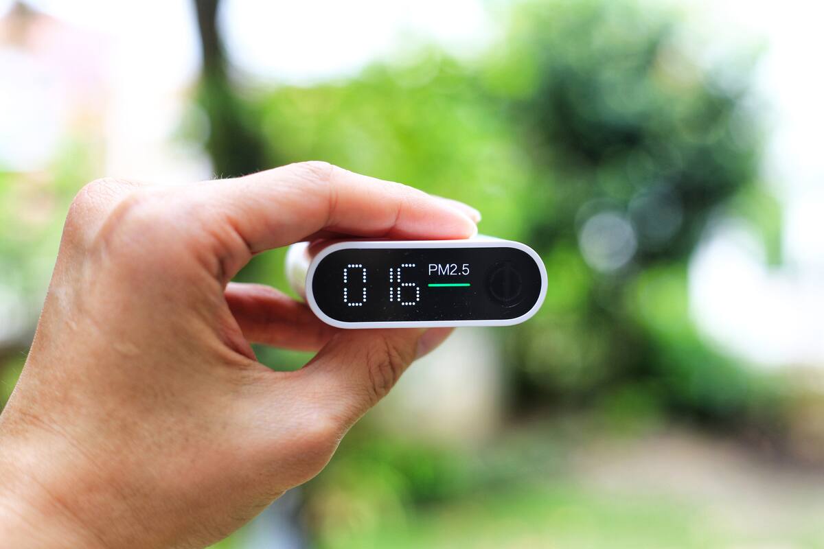 Medición de la calidad del aire exterior. Sensores de pm2.5 (partículas) que detectan polvo microscópico en la atmósfera