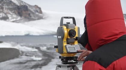 Medición del glaciar Bahía del Diablo, en la Isla Vega, Antártida