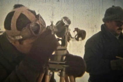 Mediciones astronómicas con teodolito Wild T2 por personal del Instituto Antártico Argentino durante el Año Geofísico Internacional en la Base Belgrano I en 1958