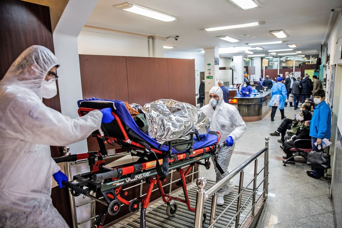 Médico en un hospital de Irán trasladan a un paciente infectado con coronavirus