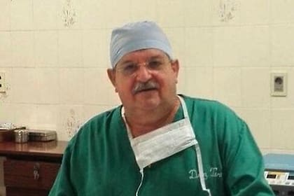 El doctor Hugo Díaz Pérez contrajo coronavirus mientras atendía a sus pacientes y se convirtió en la primera víctima de Paraguay