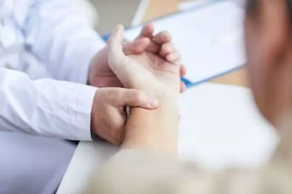 Médico tomando la pulsación a un paciente