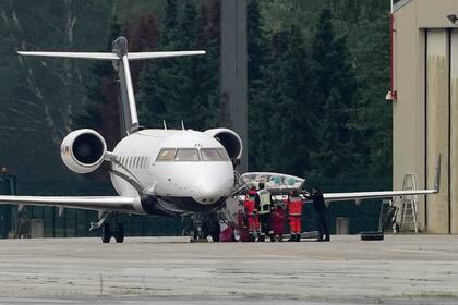 Médicos alemanes transportan Alexei Navalny en una camilla el 22 de agosto de 2020 después de que llegara en ambulancia aérea al aeropuerto Tegel de Berlín tras un presunto envenenamiento