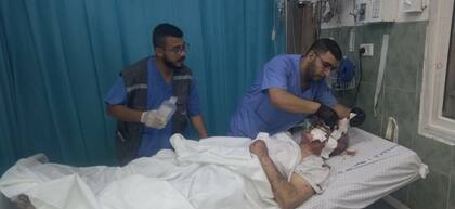 Médicos atienden a un herido en un hospital de la Franja de Gaza
