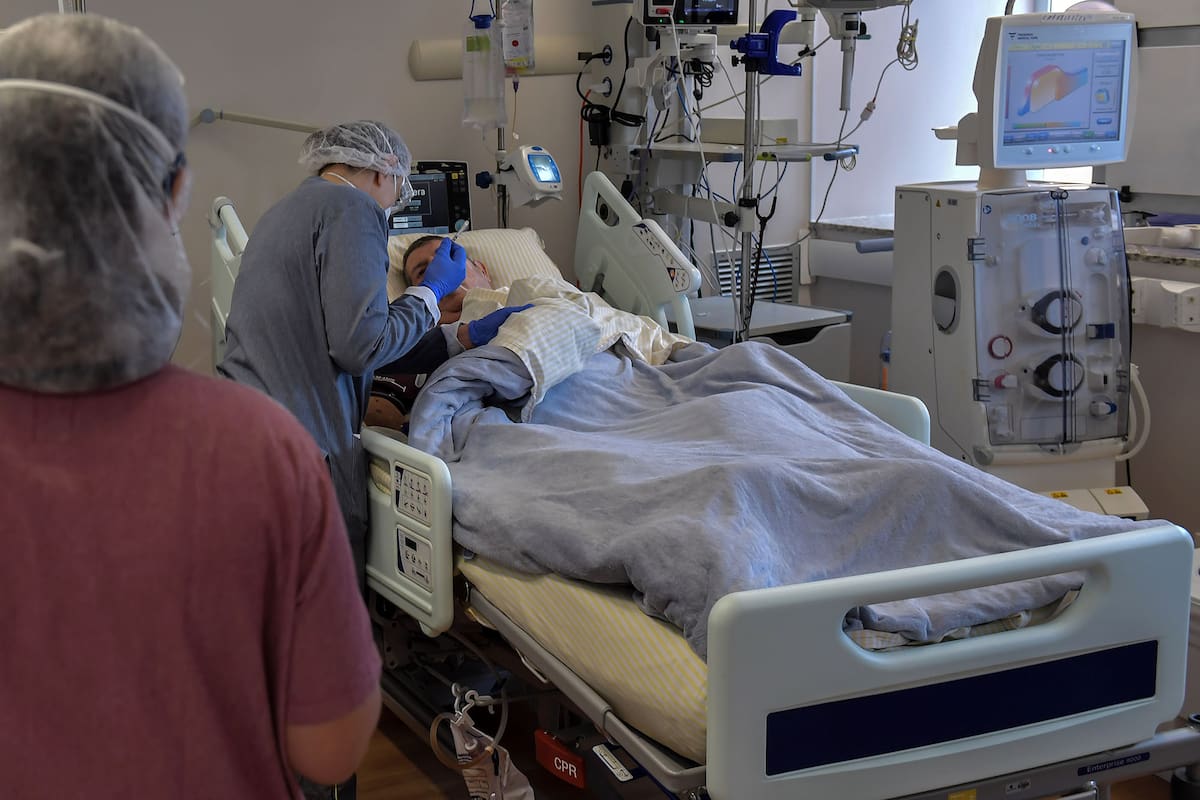 Médicos atienden a un paciente infectado por Covid-19 en la Unidad de Terapia Intensiva del hospital Albert Einstein de San Pablo, Brasil, el 16 de noviembre de 202