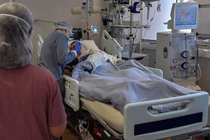 Médicos atienden a un paciente infectado por Covid-19 en la Unidad de Terapia Intensiva del hospital Albert Einstein de San Pablo, el 16 de noviembre pasado