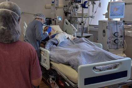 Médicos atienden a un paciente infectado por Covid-19 en la Unidad de Terapia Intensiva del hospital Albert Einstein de San Pablo, Brasil, el 16 de noviembre de 202