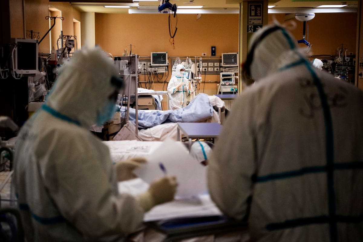 Médicos atienden pacientes con coronavirus en la unidad de terapia intensiva del hospital Maria Pia, en Turín