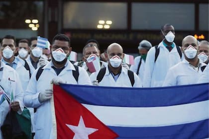 Médicos cubanos enviados a Italia para tratar a pacientes con coronavirus