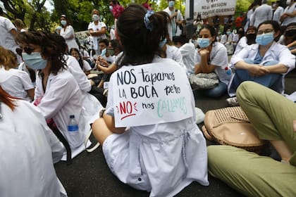 Médicos de la ciudad de Buenos AIres protestan en la sede de gobieno porteño