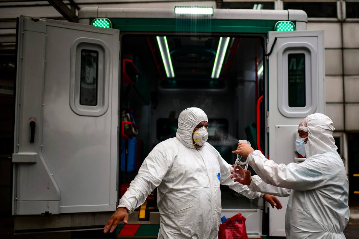 Médicos del SAME se desinfectan para un operativo