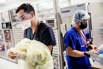 Médicos en el Jackson Memorial Hospital en Miami, donde crecen los casos por el coronavirus