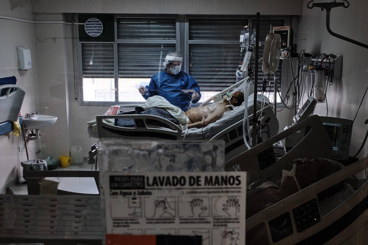 Médicos en terapia intensiva