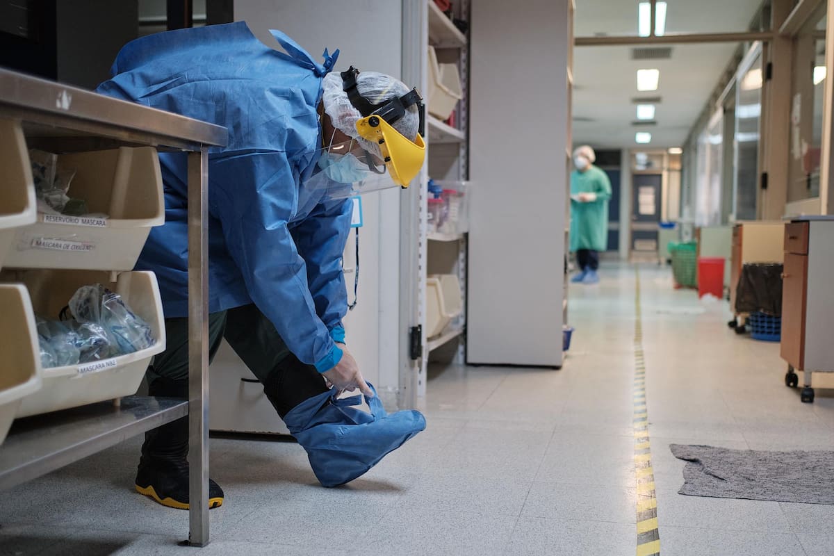 Médicos en terapia intensiva