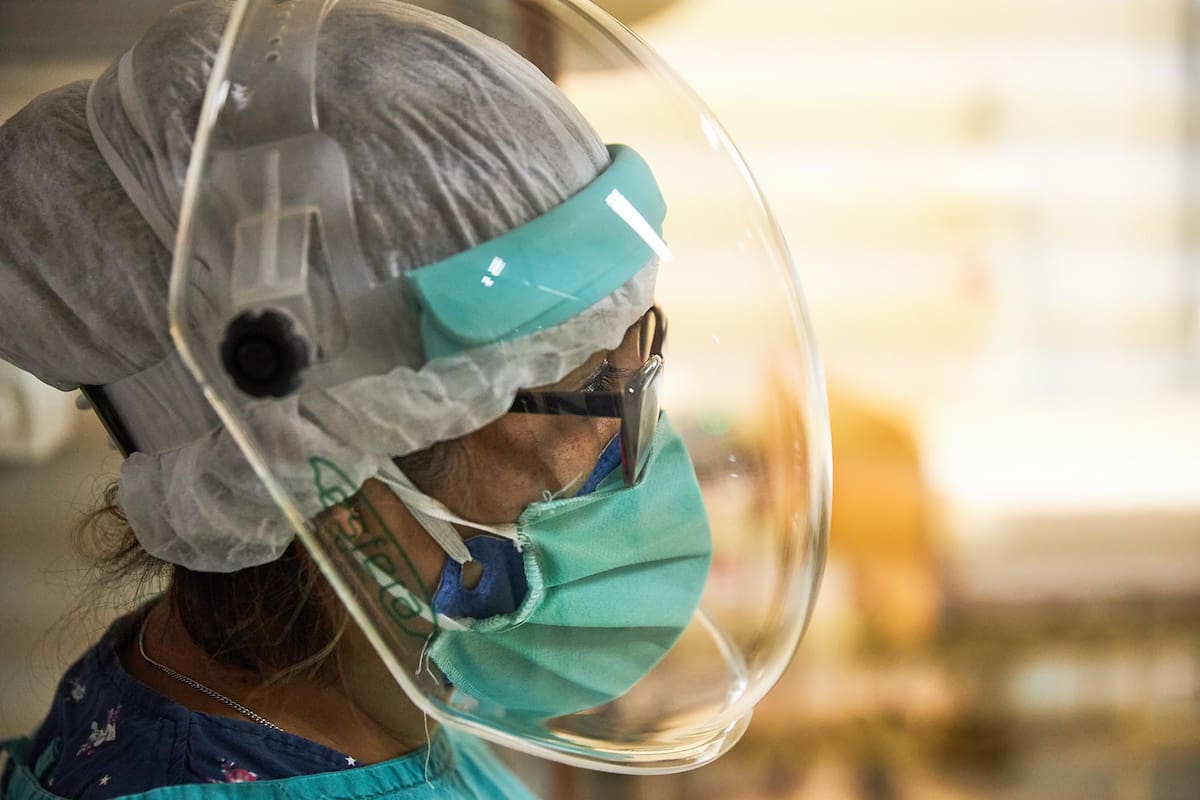 Médicos en terapia intensiva