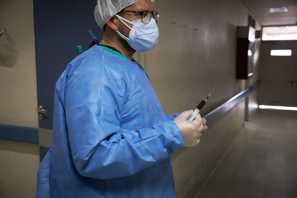 Médicos en terapia intensiva
