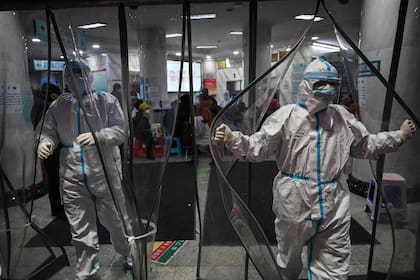 Médicos en un hospital de Wuhan, durante el inicio de la pandemia