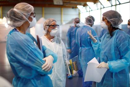 Médicos en un hospital improvisado de Francia para atender pacientes con coronavirus
