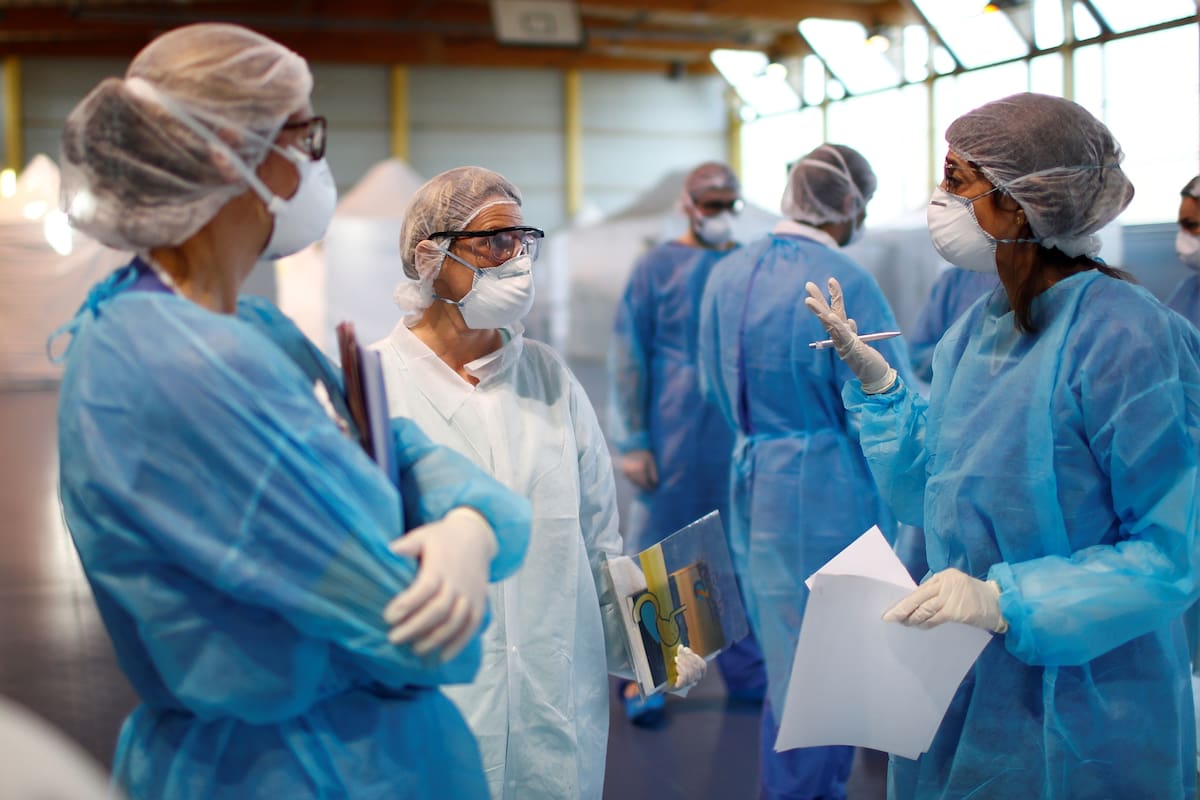 Médicos en un hospital improvisado de Francia